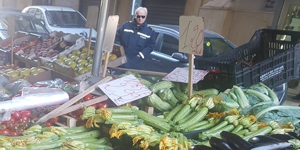 Napoli: multati alcuni commercianti abusivi. Devoluti allo zoo gli alimenti sequestrati