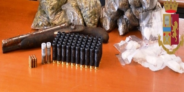 Torre Annunziata: la polizia rinviene un fucile a canne mozze, munizioni e droga.