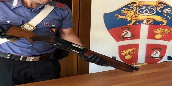 Napoli, Rione Traiano: i carabinieri rinvengono un fucile