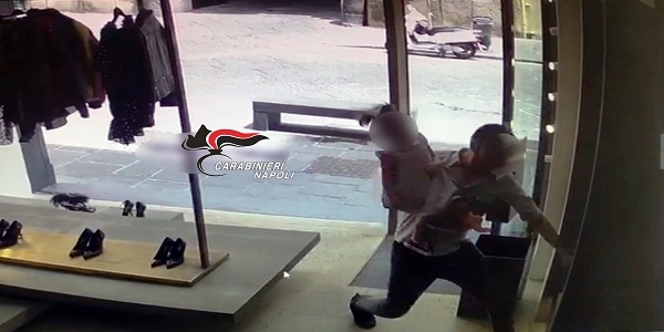 Napoli: accusato di furti di abiti e oggetti di lusso, arrestato dai carabinieri
