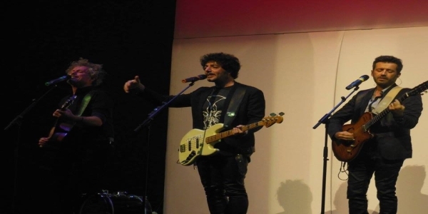 Grande successo per la superband a Napoli. Fabi, Gazzè e Silvestri 'padroni della festa'