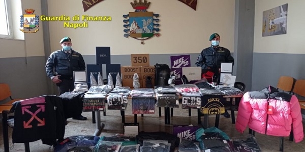 Napoli e Prov: la GdF sequestra 87.000 articoli contraffatti. Denunciate 12 persone