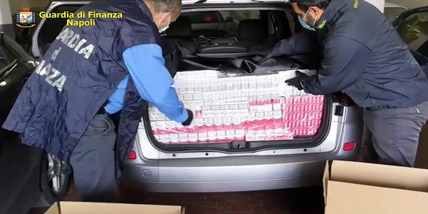 Napoli: la GDF sequestra 180 kg. di sigarette di contrabbando. Arrestati due uomini