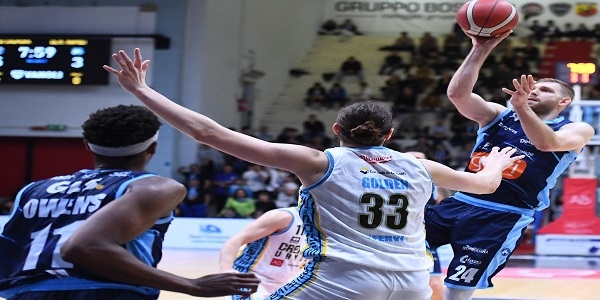 LA GENERAZIONE VINCENTE NAPOLI BASKET CEDE ALLA VANOLI CREMONA 90-83