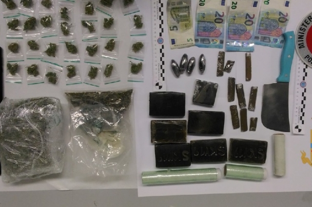 Frattamaggiore: irruzione della polizia in un appartamento, sequestrato 1 kg di droga