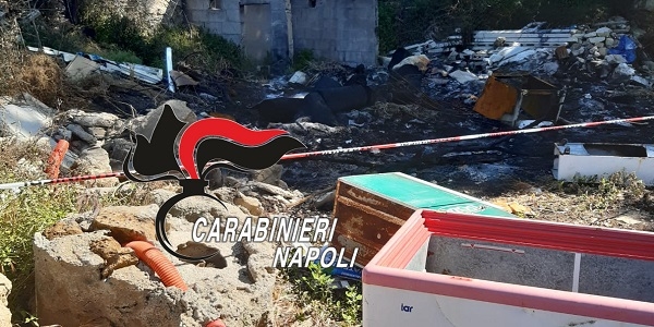 Giugliano: discarica abusiva in un casolare abbandonato, i carabinieri denunciano un uomo
