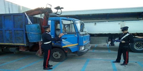 Caivano: con una gru volevano demolire un container, bloccati dai carabinieri.