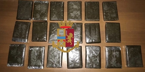 Napoli, Capodimonte: la polizia scopre e sequestra 2 kg di hashish