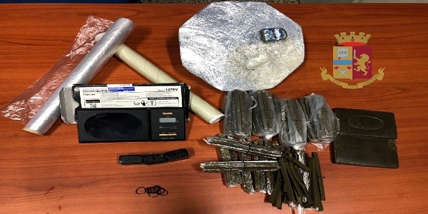 Napoli: azione antidroga della polizia, arrestate 5 persone in poche ore