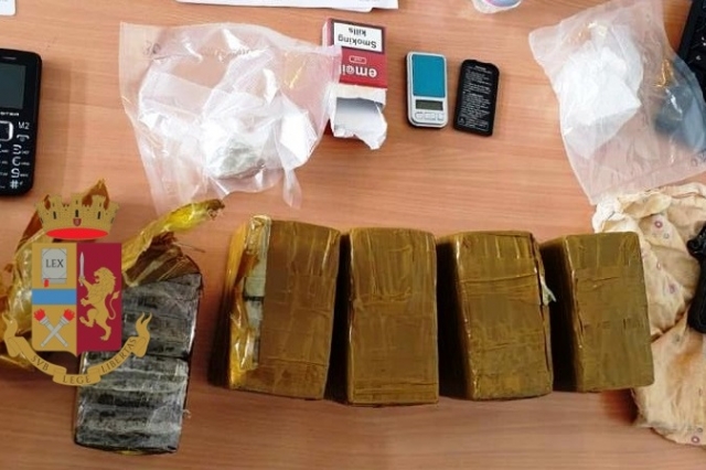 Napoli, Pianura: trovato in possesso di 5 kg di hashish e una pistola, arrestato dalla polizia