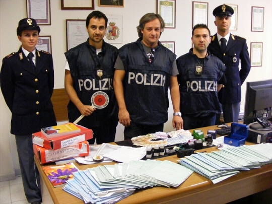 Denunciato membro di organizzazione per false pratiche a lavoratori ... Ufficio di stranieri