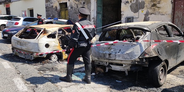 Torre del Greco: Incendia 4 auto senza motivo, arrestato dai carabinieri
