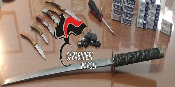 Poggiomarino: in treno con una katana, coltelli e sigarette di contrabbando. Denunciato