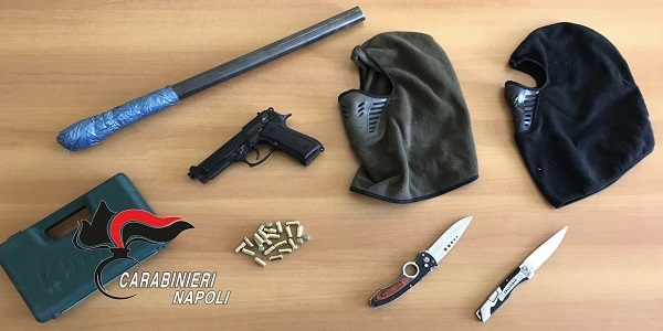 Caivano: kit del rapinatore nel cofano, denunciato dai carabinieri