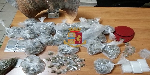 Napoli, Secondigliano:  la polizia arresta un pusher e sequestra circa 600 gr. di marijuana