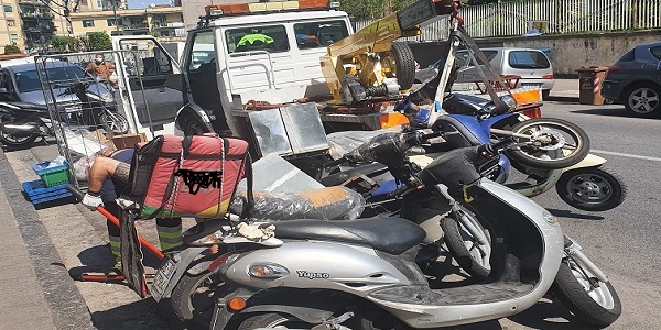 Napoli: la Municipale sequestra 10 motoveicoli modificati per il trasporto di generi alimentari