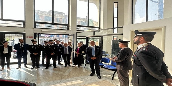 Caivano: il Ministro Piantedosi visita la Compagnia Carabinieri