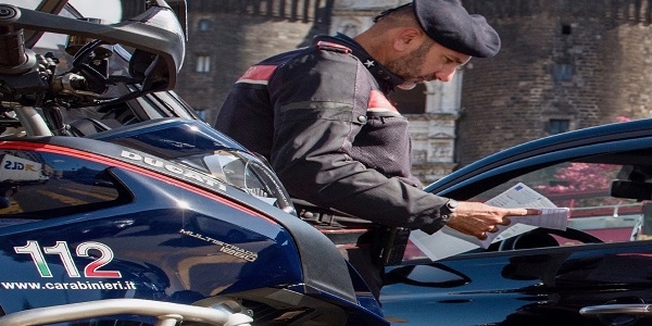 Napoli: i carabinieri sequestrano 46 scooter