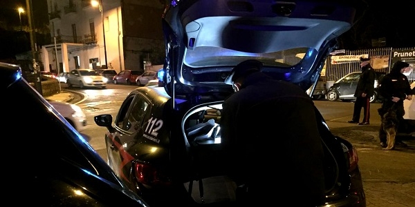 Denunciato un parcheggiatore abusivo. Nascondeva i soldi nel tubo di scappamento di un'auto