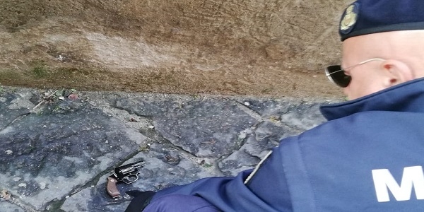 Napoli: la Municipale ritrova una pistola nel corso di un inseguimento