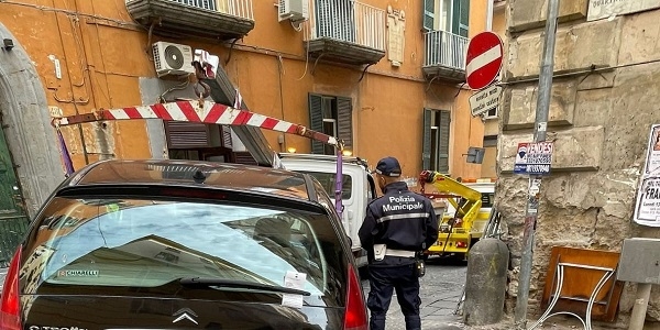 Napoli, Quartieri Spagnoli: sosta selvaggia, la Municipale rimuove 19 veicoli