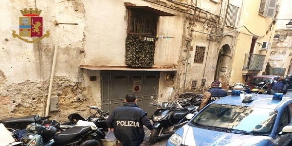 Napoli: la polizia e la Municipale sequestrano un'officina abusiva.