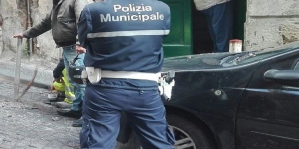 Napoli: la Polizia Municipale ha rimosso alcuni paletti abusivi nei Quartieri Spagnoli