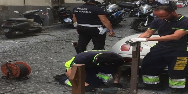 Napoli, Maddalena: la Municipale rimuove paletti installati abusivamente