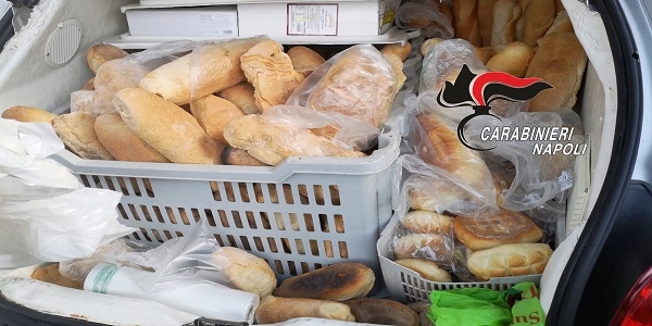 Bacoli: vendeva pane esposto nel bagagliaio della sua auto, denunciato dai CC