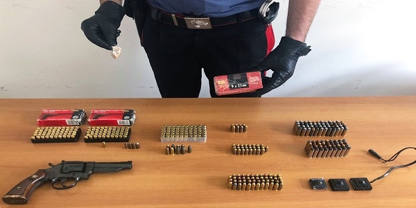 Caivano: Parco Verde, i carabinieri rinvengono droga, un revolver con matricola abrasa e cartucce