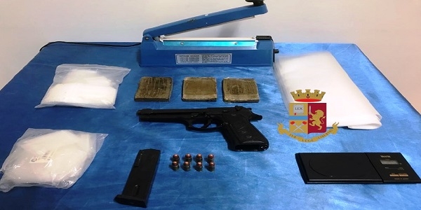 Napoli, Pianura: la polizia rinviene una pistola, munizioni e droga