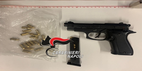 Pozzuoli: i carabinieri rinvengono una pistola pronta all'uso