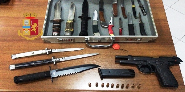 Napoli: nascondeva pistola e coltelli in casa, arrestato dalla polizia