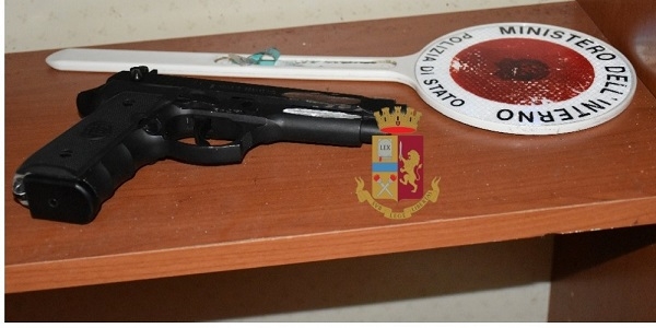 Napoli, Forcella: la polizia rinviene una pistola in un appartamento disabitato
