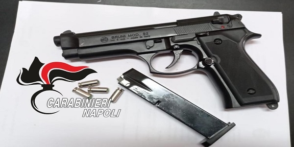 Nola: 'Indossa la mascherina' e lui estrae una pistola, denunciato