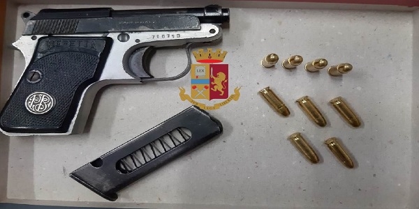 Napoli: arrestato un uomo. In casa nascondeva una pistola con matricola parzialmente abrasa
