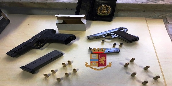 Napoli: la polizia arresta due pregiudicati armati di pistola con colpo in canna