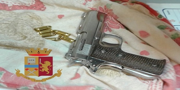 Napoli, Piazza Mercato: la polizia rinviene una pistola con cartucce