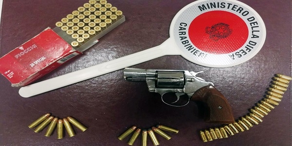 Napoli: nascondeva in casa pistola e munizioni, arrestato dai carabinieri.