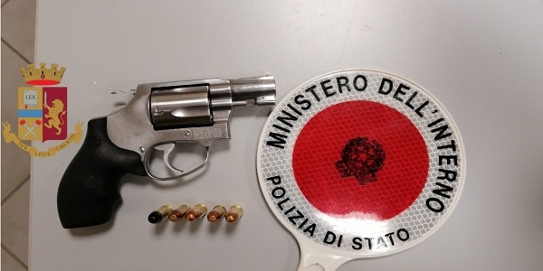 Afragola: nascondeva in casa una pistola con munizioni, arrestato