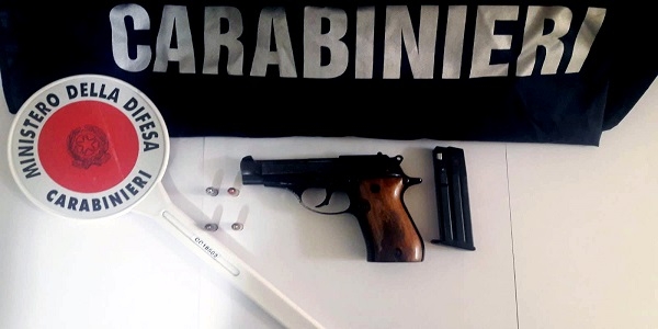 Afragola: inseguito nella notte dai carabinieri e trovato in possesso di una pistola, arrestato