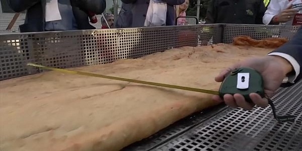 Napoli, record per la pizza fritta più lunga del mondo: la soddisfazione dell'Ass. Panini