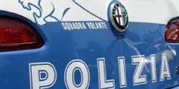 Napoli: inveisce contro cameriere e cliente di un bar, poi aggredisce i poliziotti. Arrestata