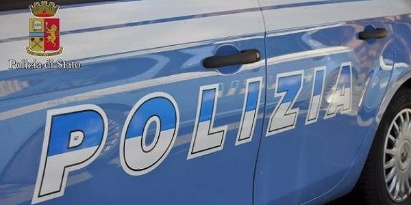 Napoli: rapina un tablet, inseguito ed arrestato dalla polizia.