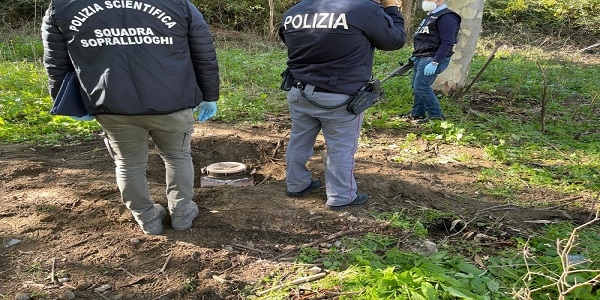 Napoli, Rione Traiano: la polizia scopre 2,5 kg di marijuana. Era nascosta sotto terra