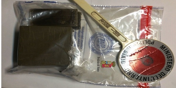 Napoli: blitz della polizia in un appartamento, arrestato un uomo per possesso di hashish