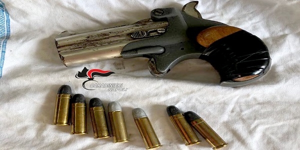 Napoli: trovato in possesso di una pistola con munizioni, arrestato dai carabinieri