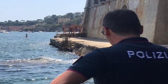 Napoli, Posillipo: nudo sulla spiaggia, arrestato dalla polizia per atti osceni e resistenza