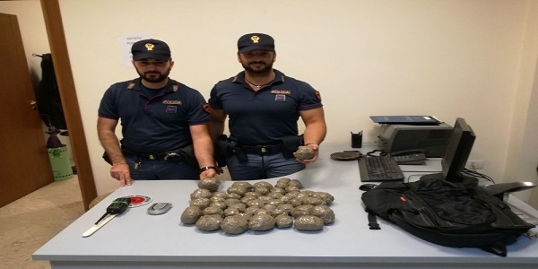 Napoli: arrestato un uomo. In Italia per motivi umanitari, deteneva circa due kg di marijuana