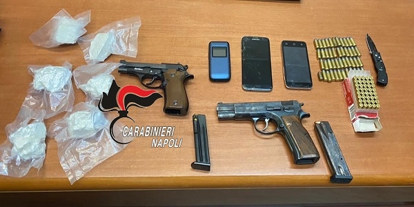 Qualiano: blitz dei CC in un appartamento, arrestata una 70enne. Custodiva armi e droga